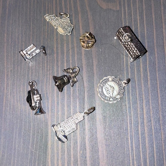 Set 8 silver charms bridge, travel, buildings, crown, bell most marked sterling - Picture 1 of 2